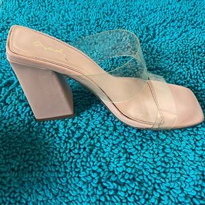 Blocked heels w/ two vertical straps